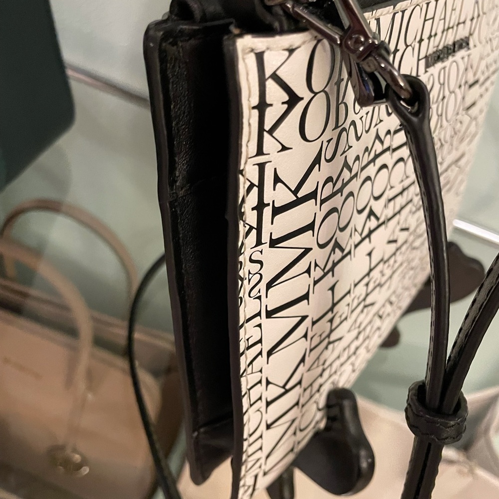 News print crossbody - Picture 2 of 9